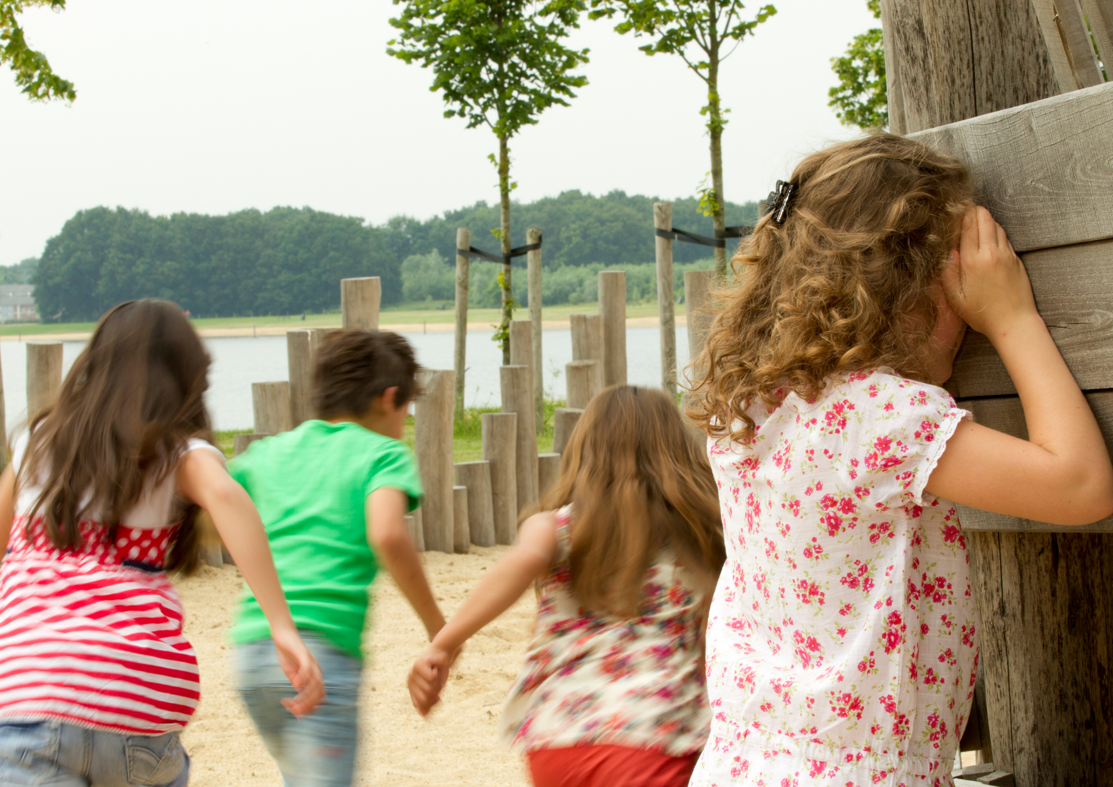 des enfants jouent à cache-cache