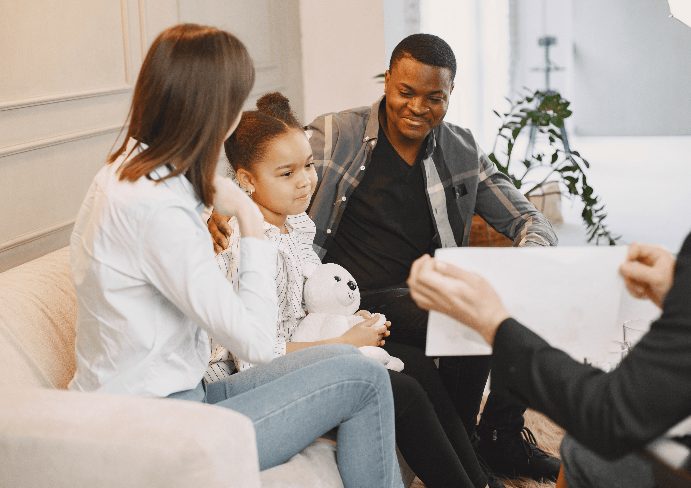 un coach parental en séance avec une famille