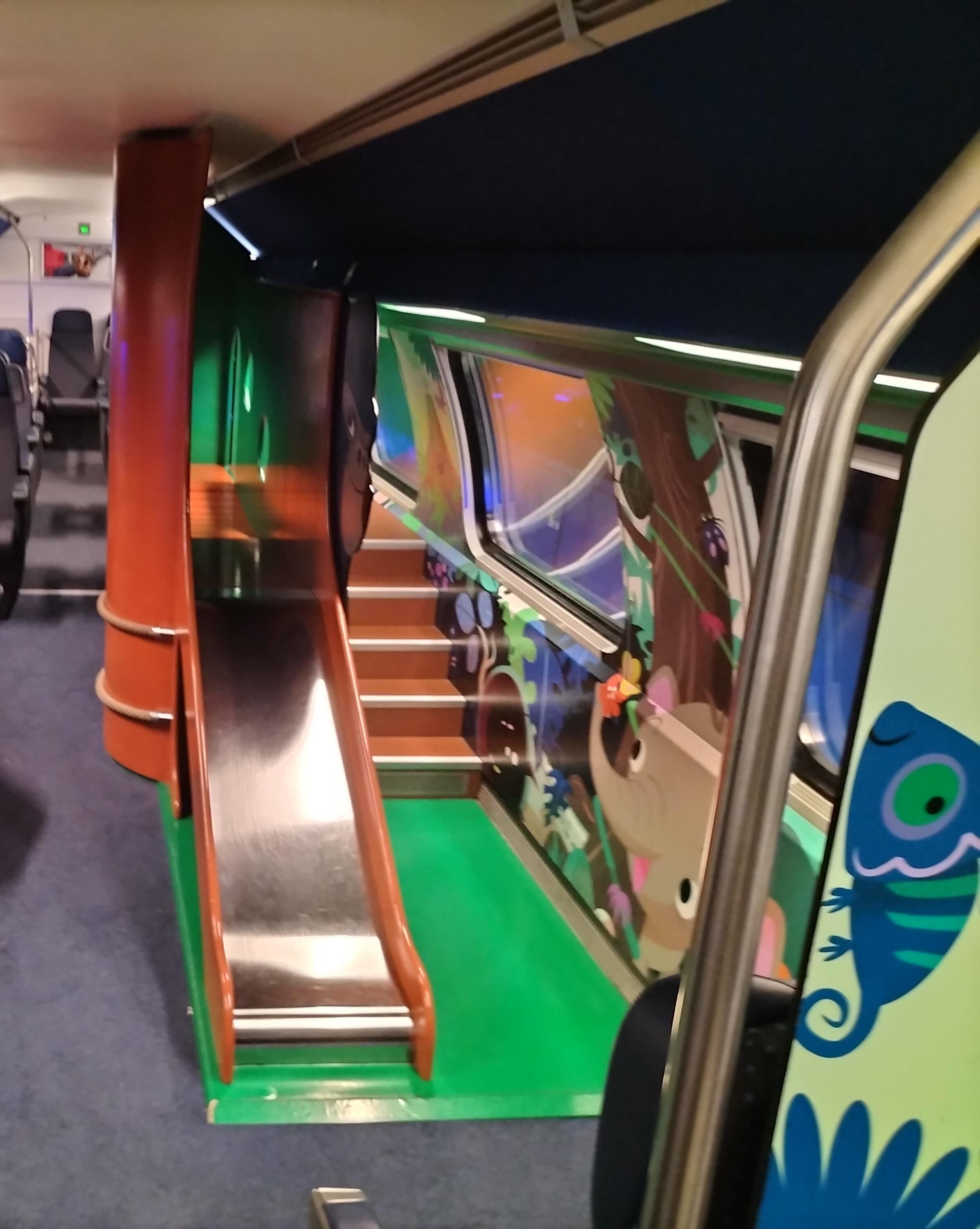 photo du compartiment familial d'un train en Suisse, comprenant une aire de jeux où les enfants peuvent jouer et s'exprimer