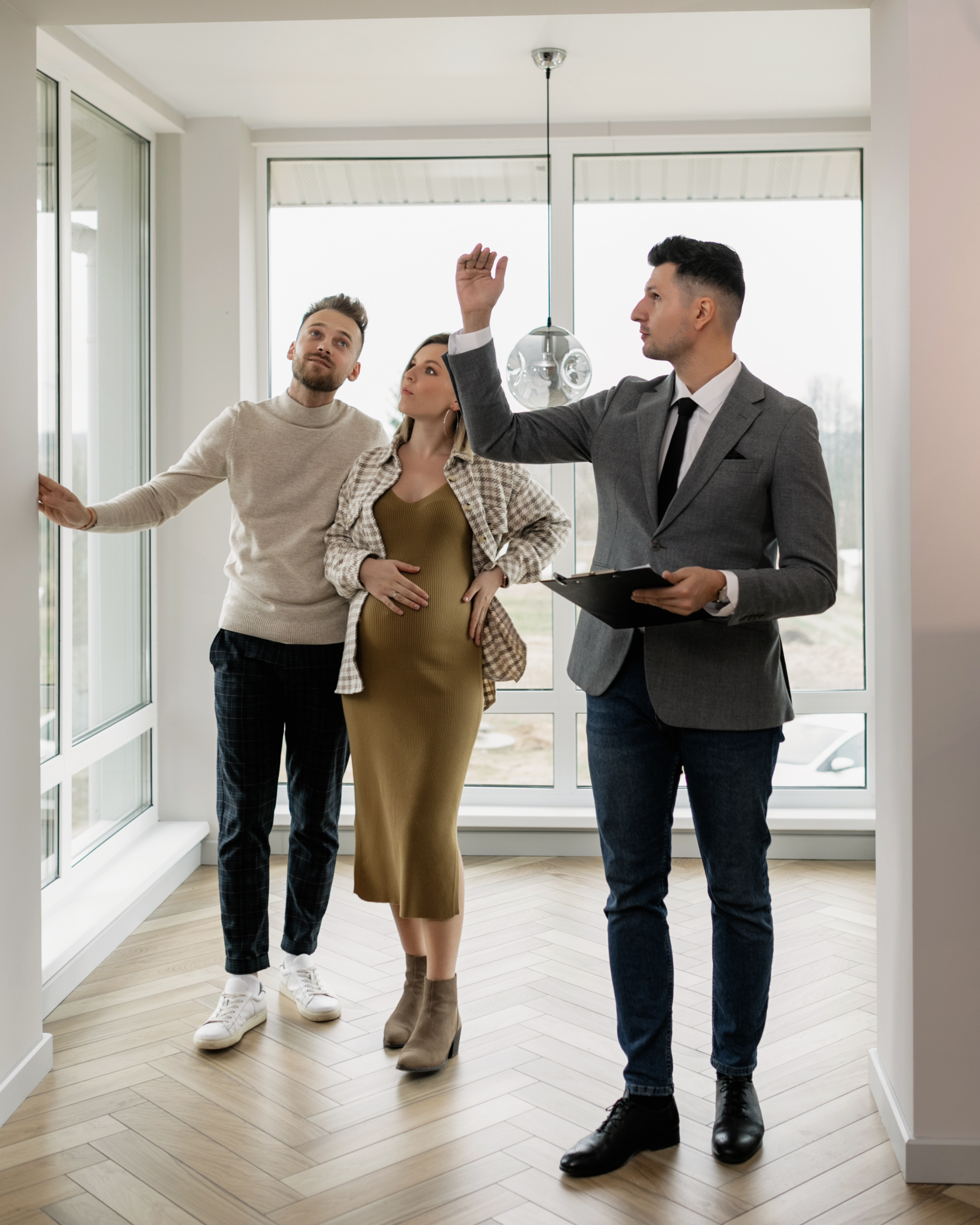 agent immobilier indépendant lors d'une visite de maison avec un jeune couple