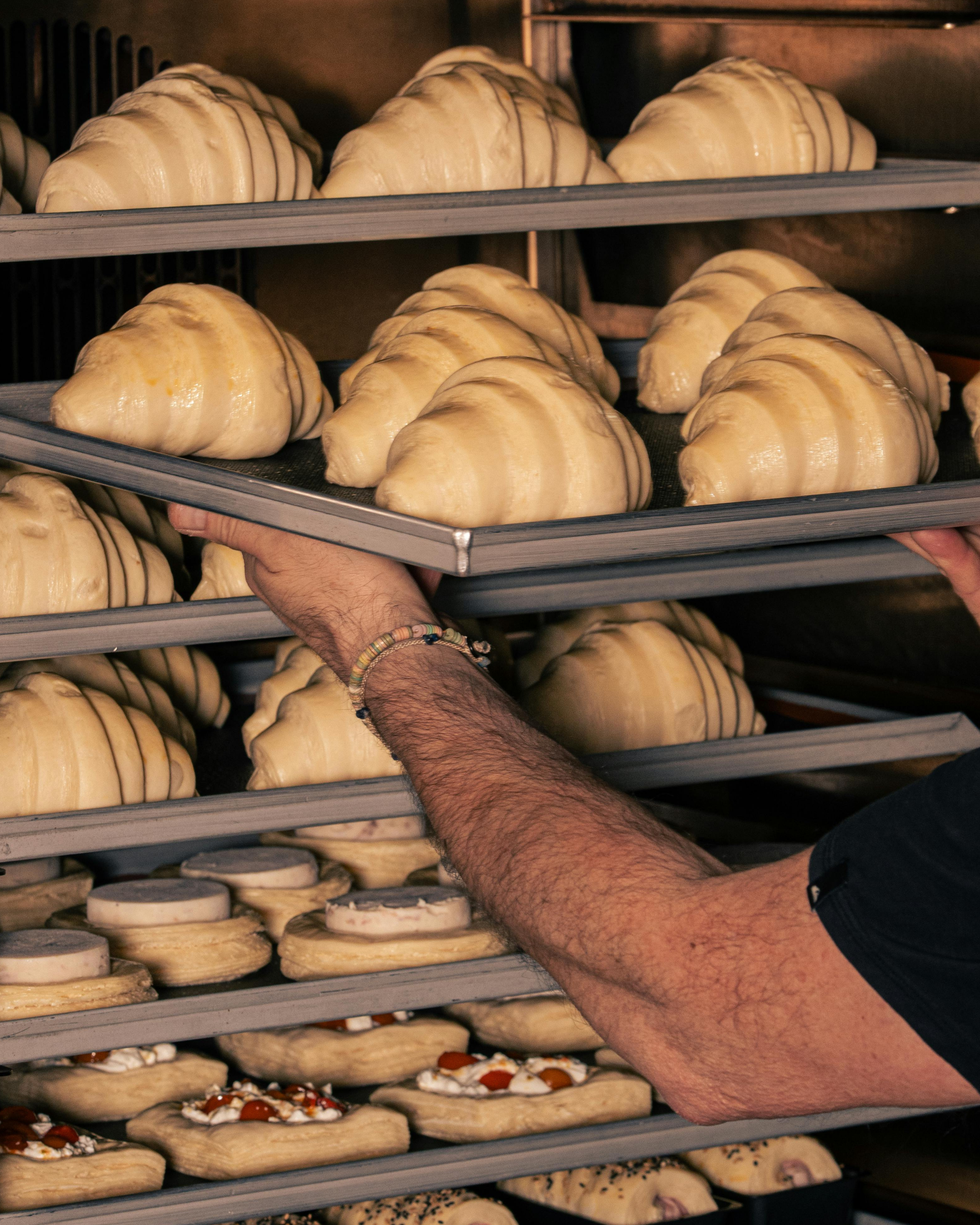 artisan boulanger préparant des viennoiseries pour son commerce alimentaire