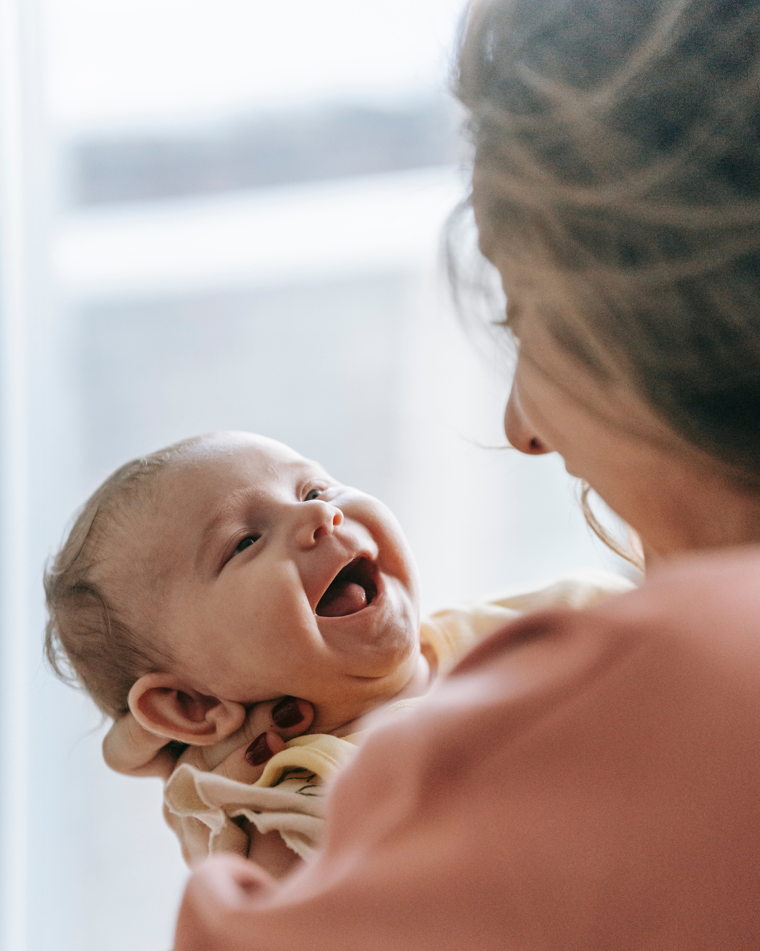 une mère et son bébé apaisés lors d'un soin accompagnée par une pro de l'enfance