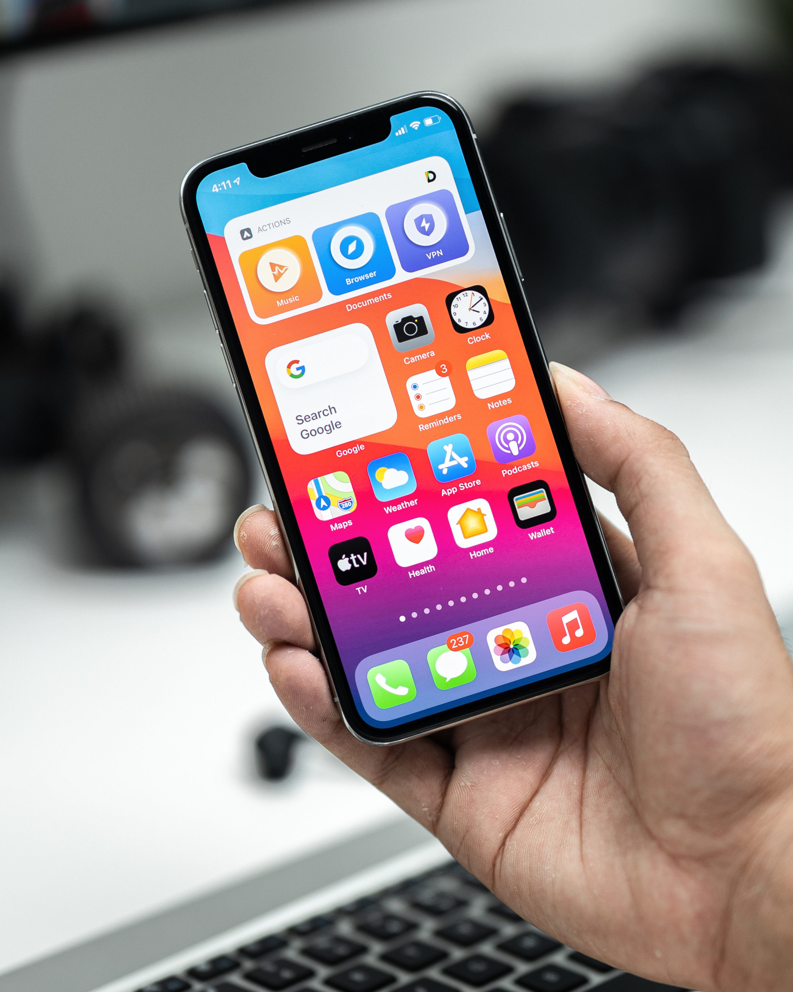 écran de smartphone affichant des applications de réseaux sociaux