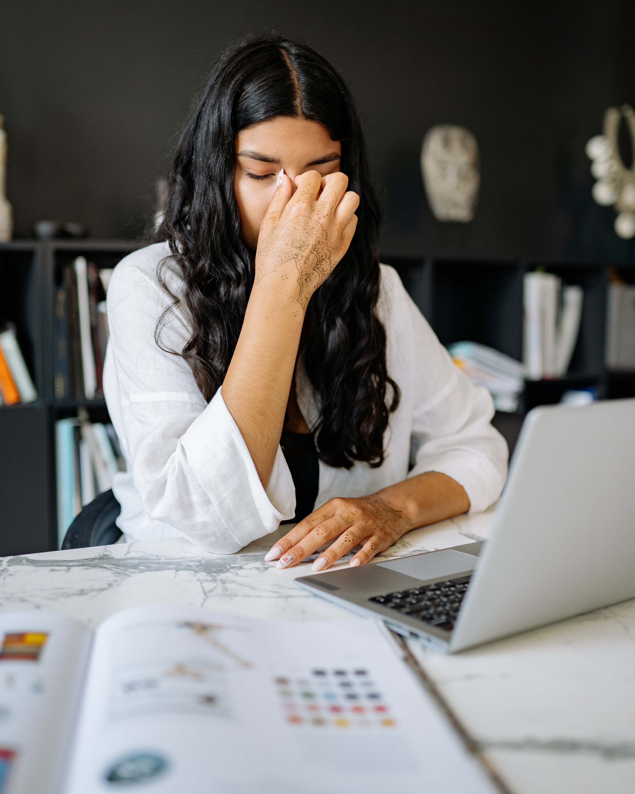 Professionnelle de la petite enfance stressée par le nombre insuffisant de rendez-vous avec des parents
