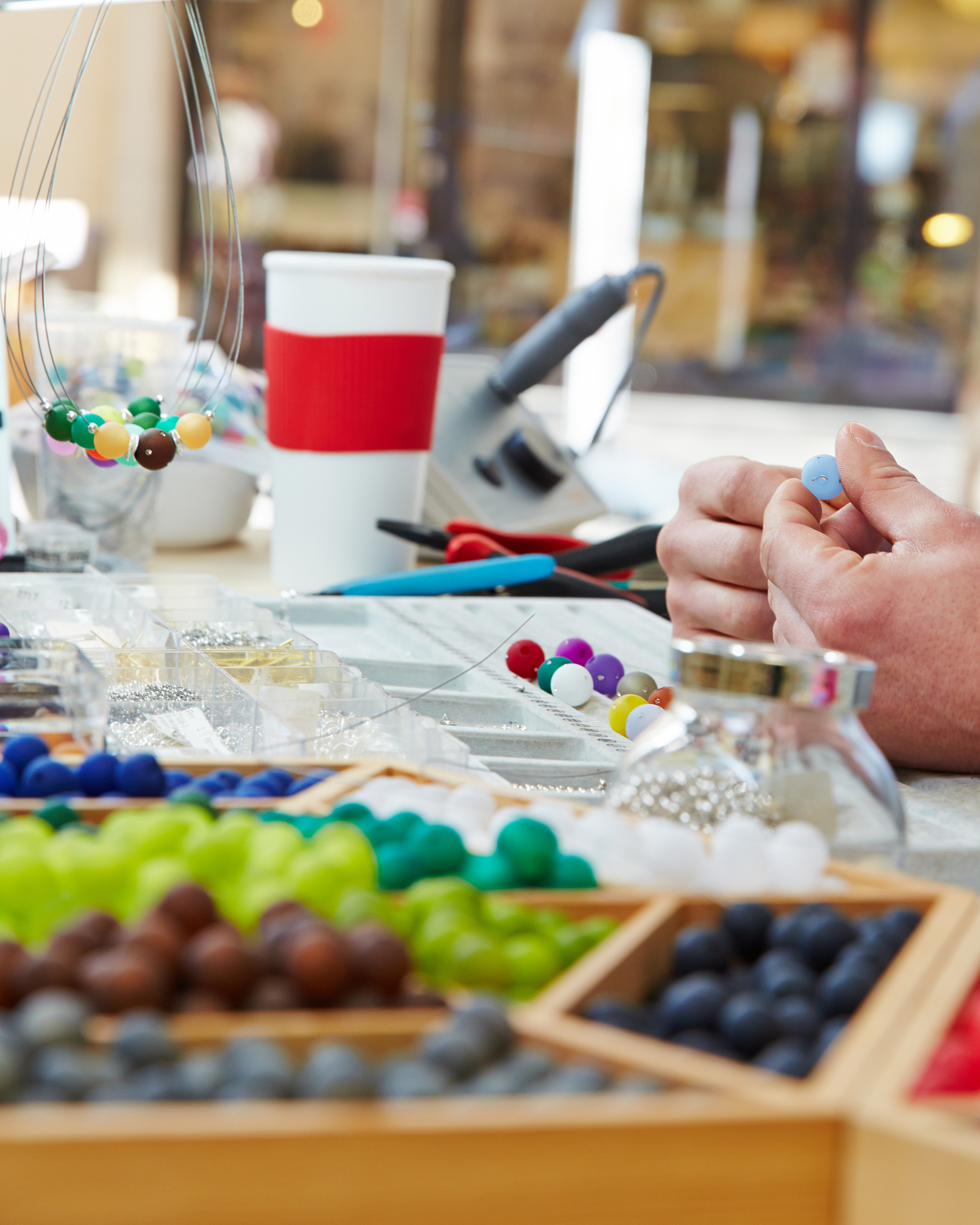 artisan bijoutier travaillant dans son atelier