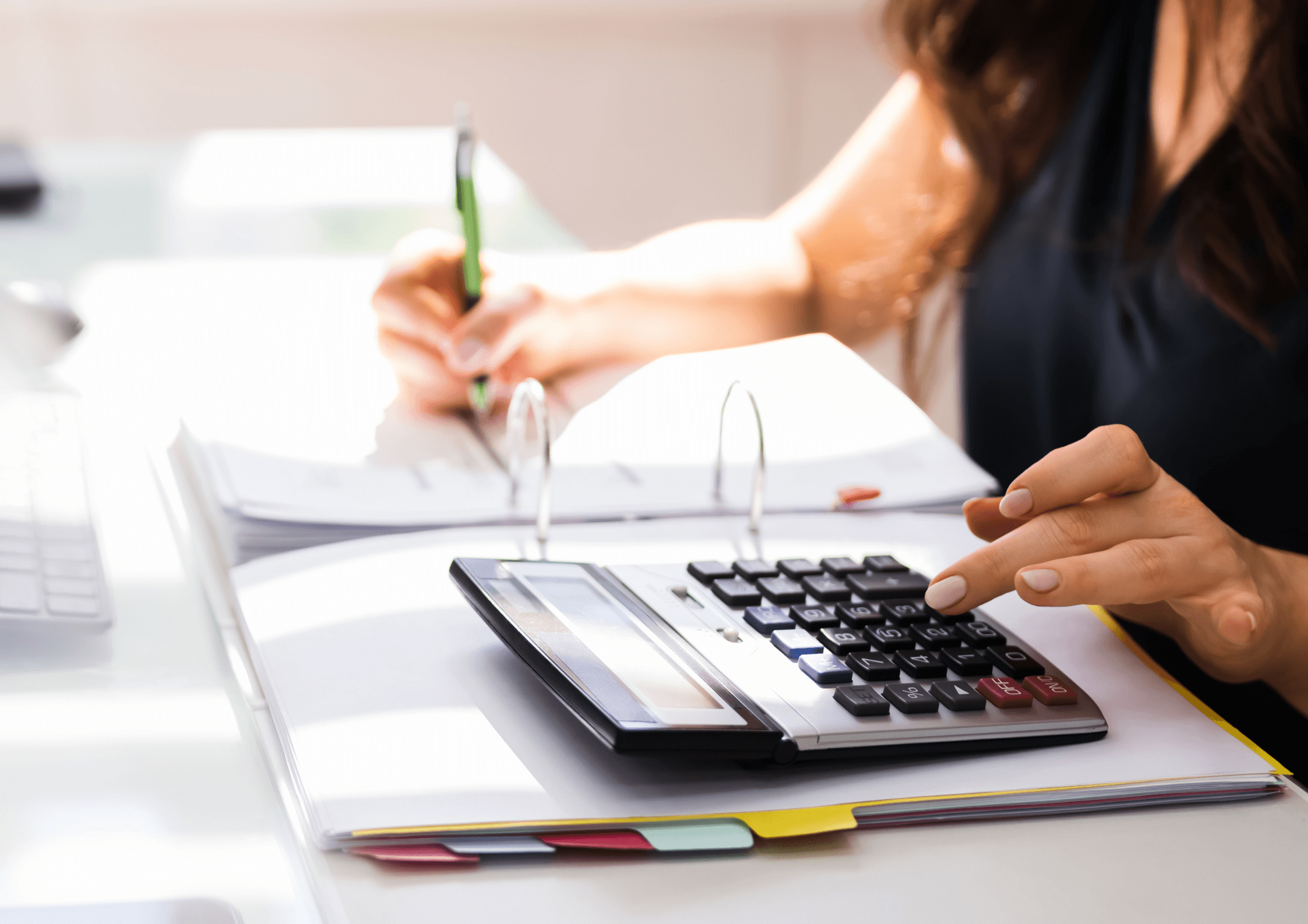 indépendante effectuant sa comptabilité pour sa micro-entreprise