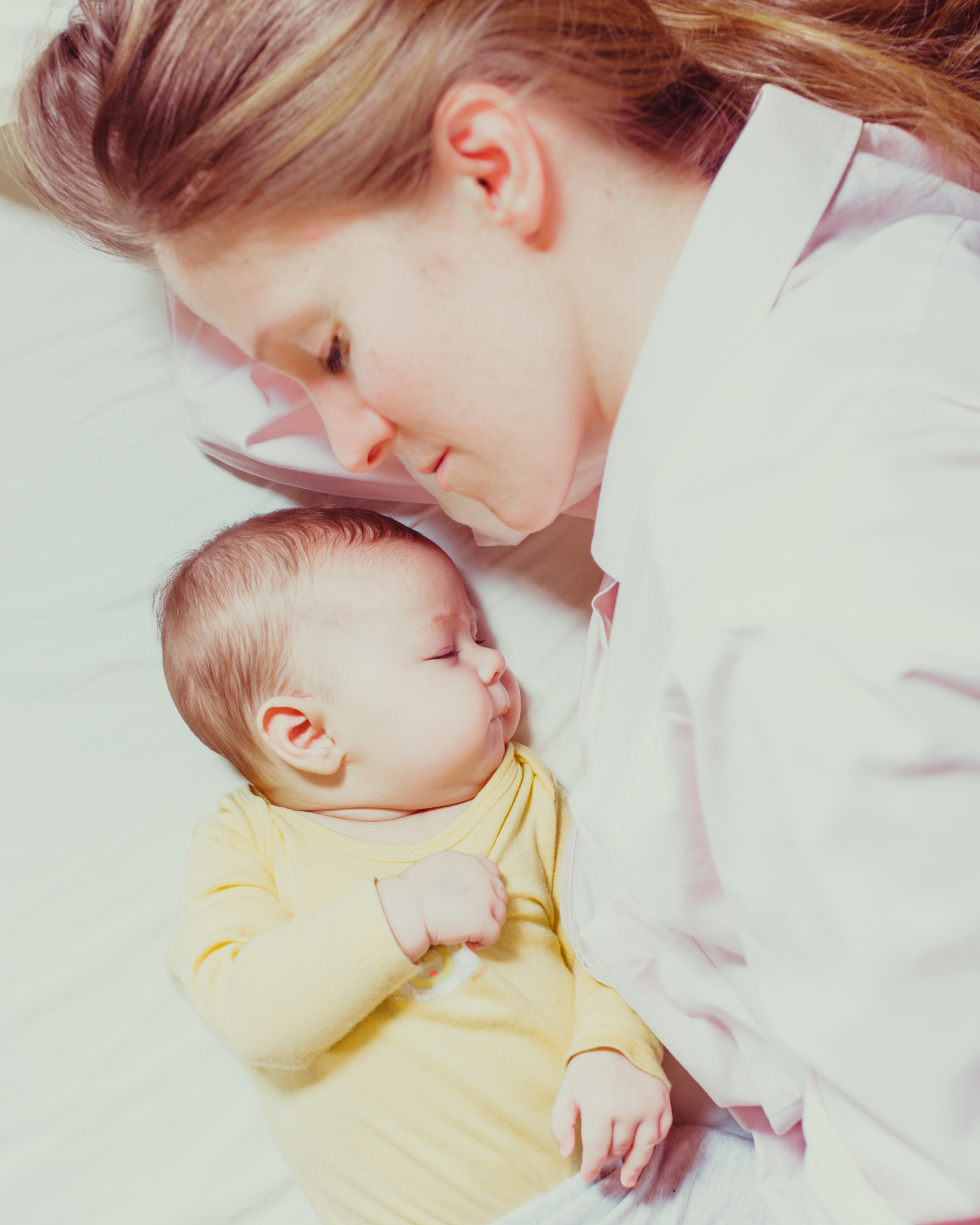 une mère et son bébé dorment en cododo durant les premiers mois