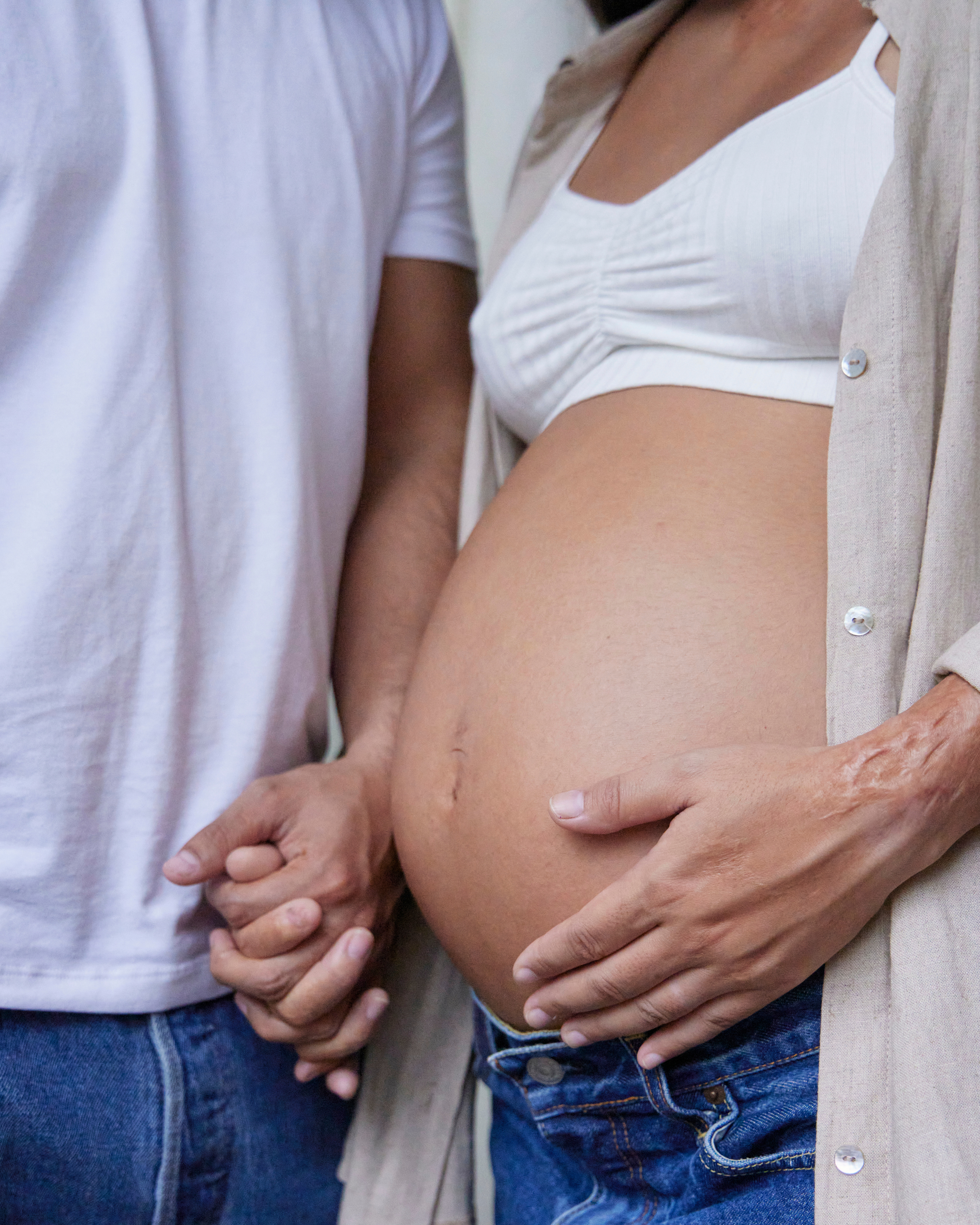 un couple de futurs parents à un stade avancé de la grossesse
